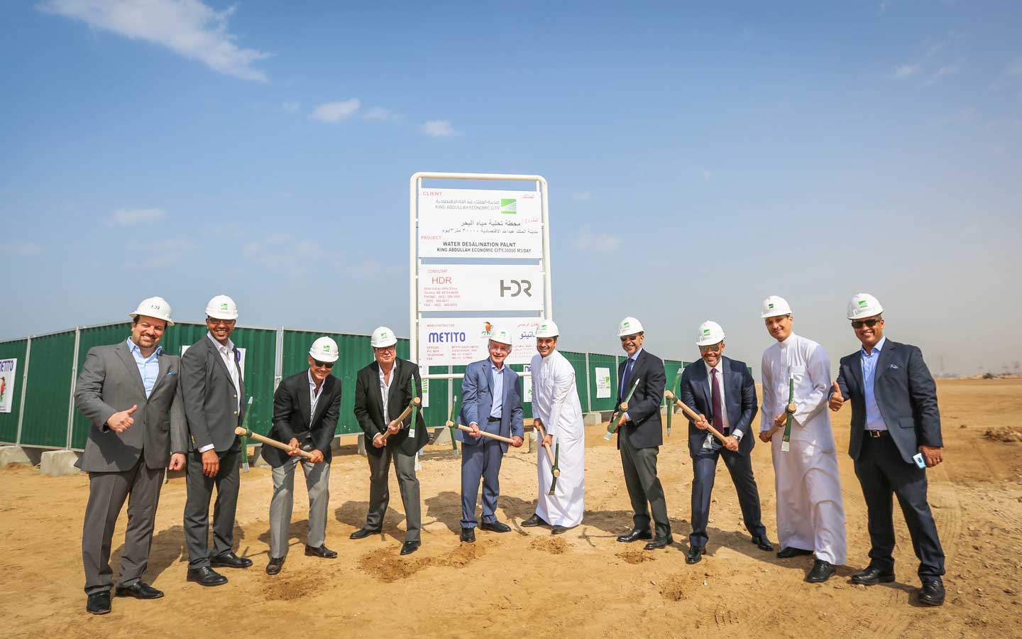 Mr. Ahmed Ibrahim Linjawy, KAEC Deputy Group Chief Executive Officer and Mr. Mutaz Ghandour, Metito Chairman and CEO, laying the foundation stone for the seawater desalination plant powered by solar energy in King Abdullah Economic City, joined by representatives from both parties and members of the project management team